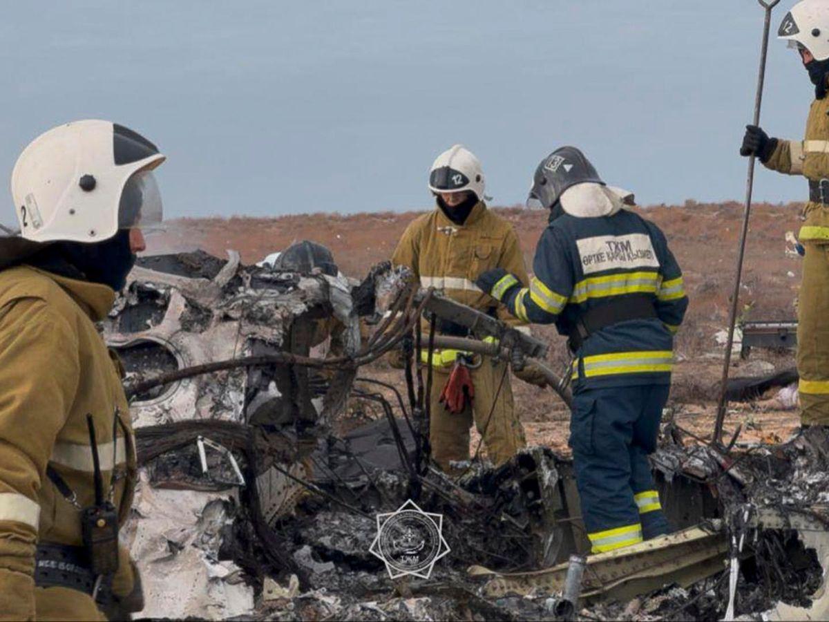 ¡Destruido! Así quedó el avión que se estrelló en Kazajistán con más de 60 personas a bordo