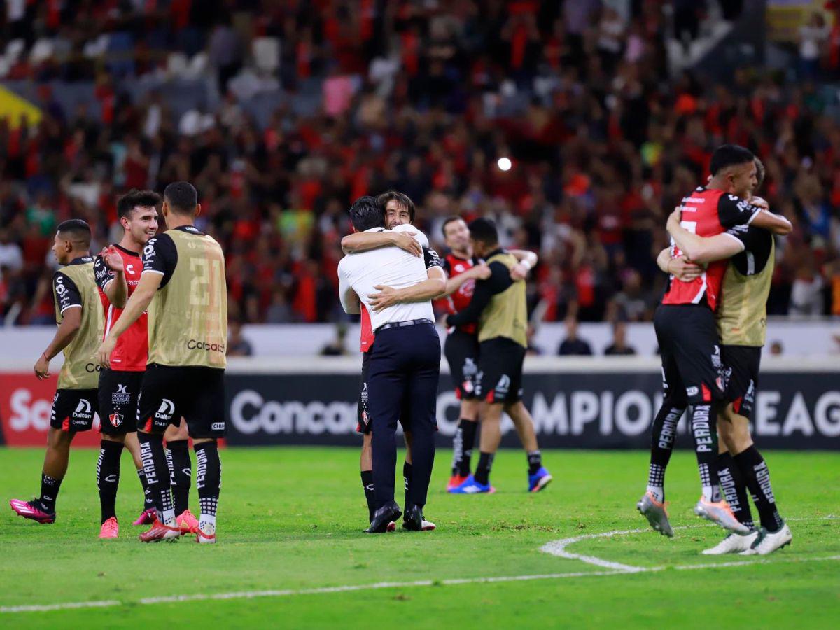 Jugadores y cuerpo técnico del Atlas celebran luego de la remontada ante Olimpia.