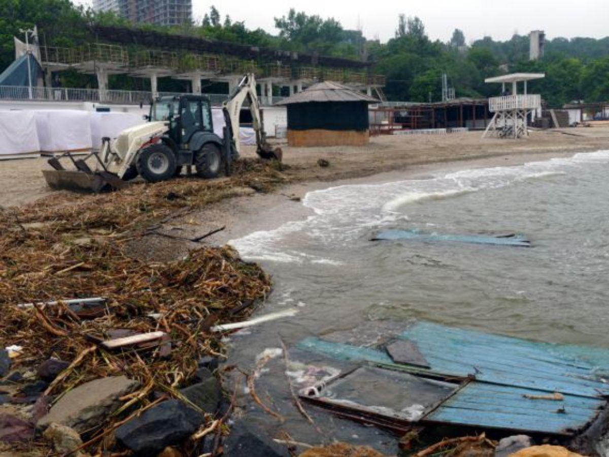 Unos 16 muertos y 31 desaparecidos por inundaciones provocadas por destrucción de represa en Ucrania