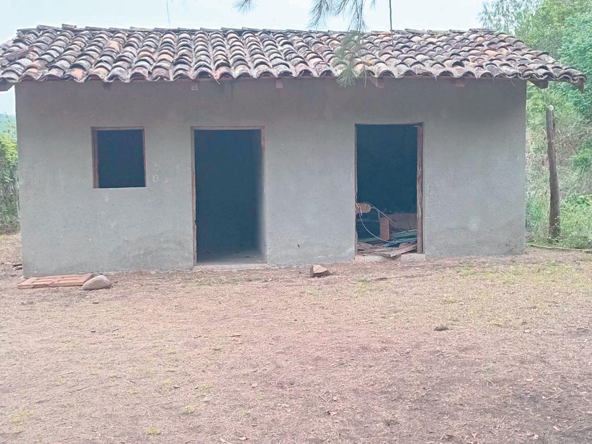 Sin puertas ni ventanas opera la Escuela Esteban Guardiola.