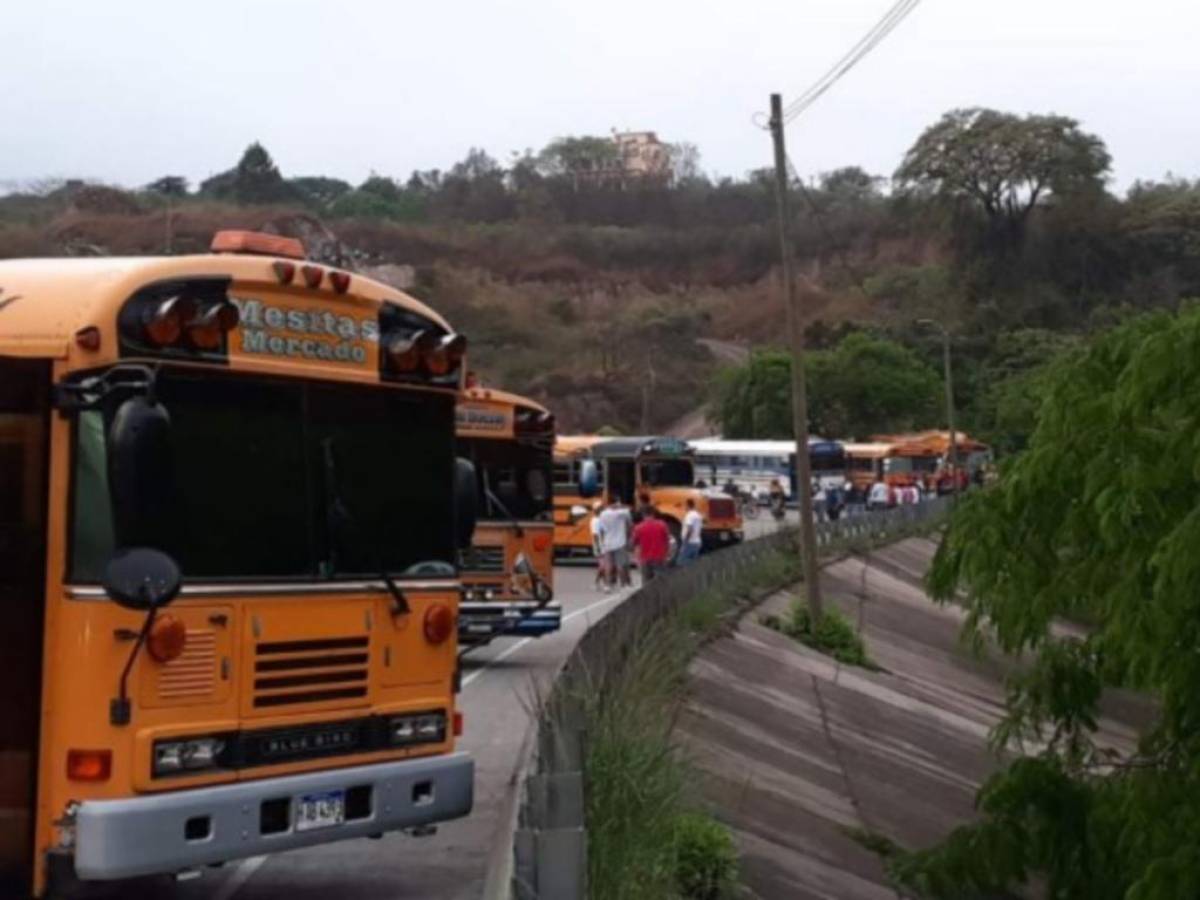 Colonias de la salida al sur amenazan con tomarse la carretera por el “abusivo aumento al pasaje”