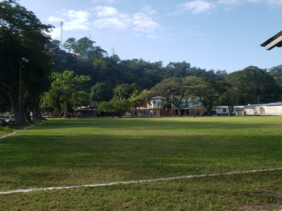 La cancha Armando Lozano transforma todas sus dimensiones cada vez que la Real juega de local. A simple vista parece una cancha común, pero cuando se reúne toda la vecindad se convierte en un escenario de primer nivel.