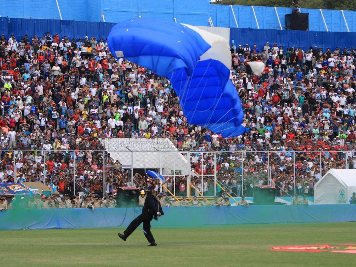 La mayoría de paracaidista cayó de pie sobre el césped del Nacional.