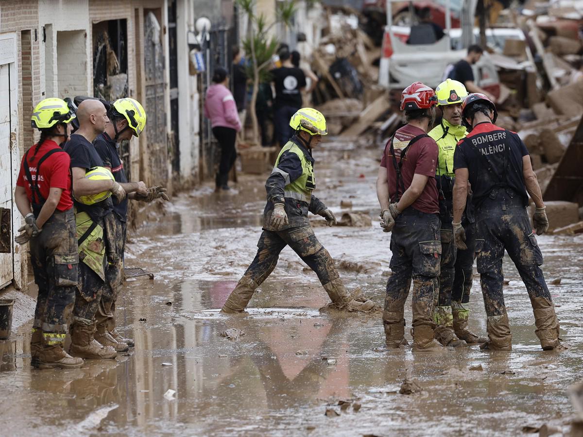 Cientos de voluntarios trabajan en la limpieza y búsqueda de desaparecidos en Valencia