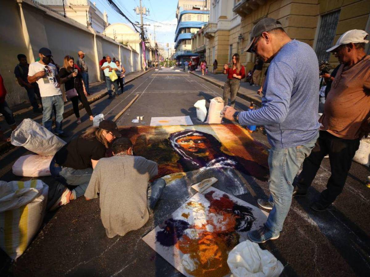 La elaboración de las alfombras religiosas es una tradición característica en los capitalinos y este año no será la excepción.