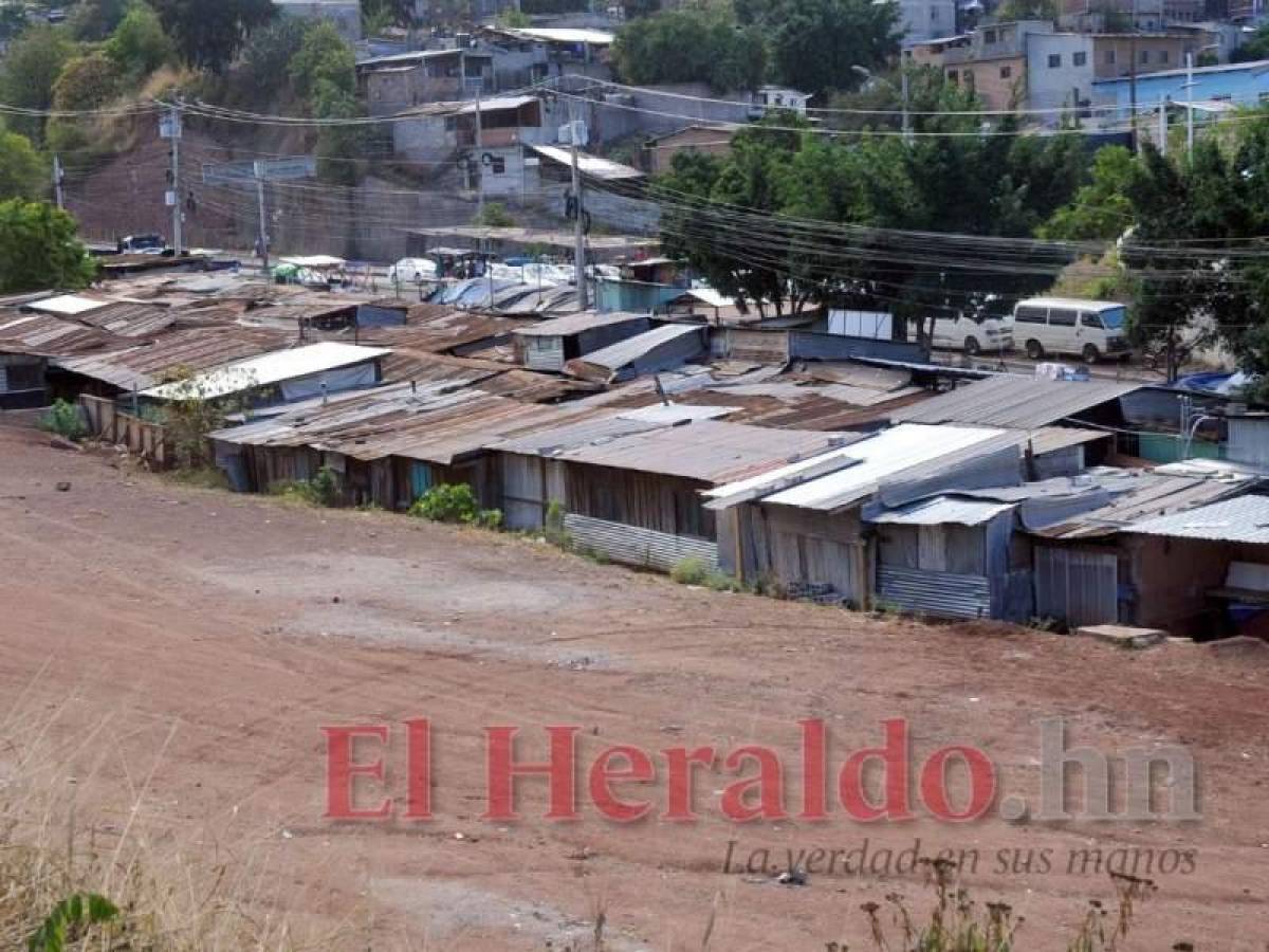 En la feria de Villa Nueva, los vendedores confían que se les construirá su plaza de ventas.