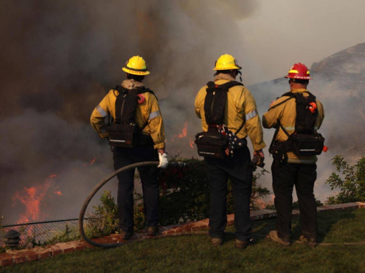 ¿Incendios fueron provocados? La teoría que asegura que crearán “smart cities” en Los Ángeles