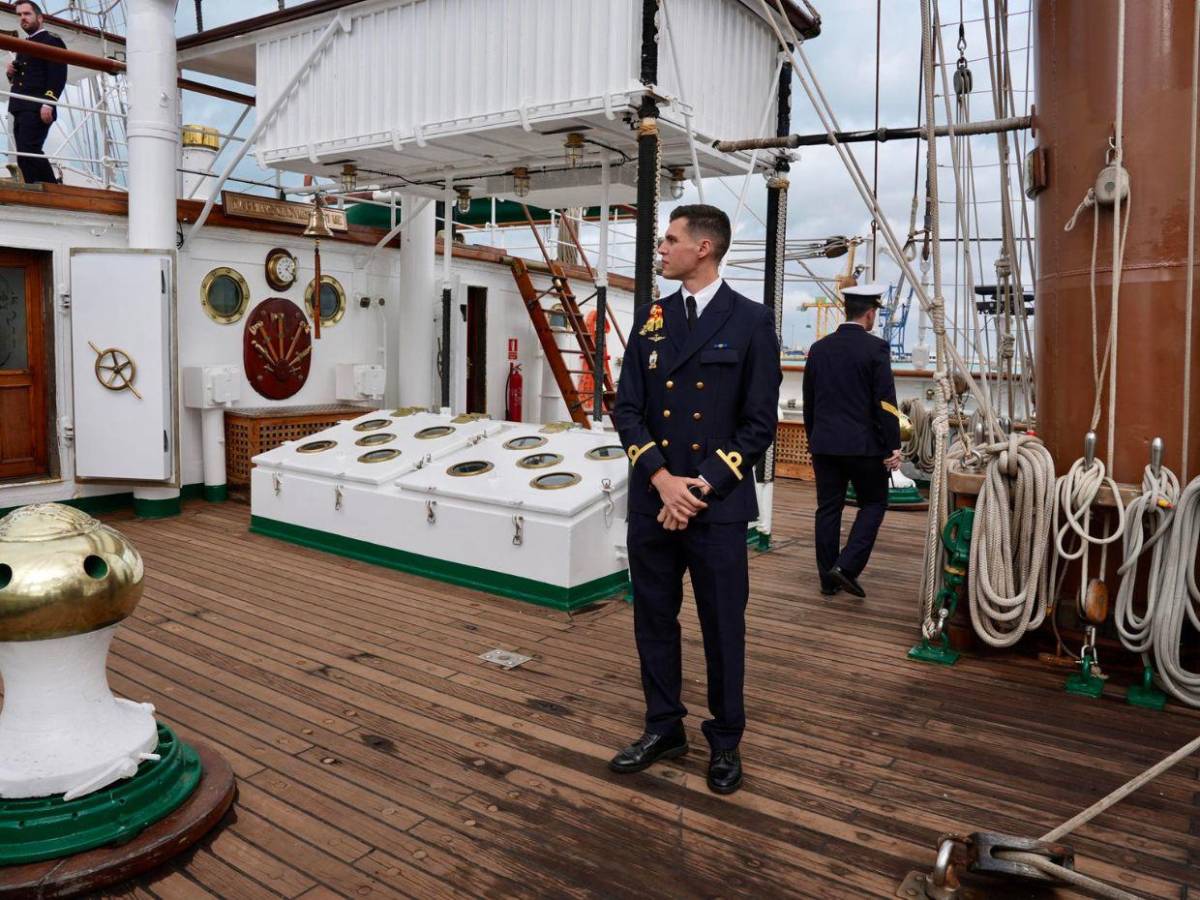 Princesa Leonor se embarca en el buque Elcano; estará en alta mar seis meses