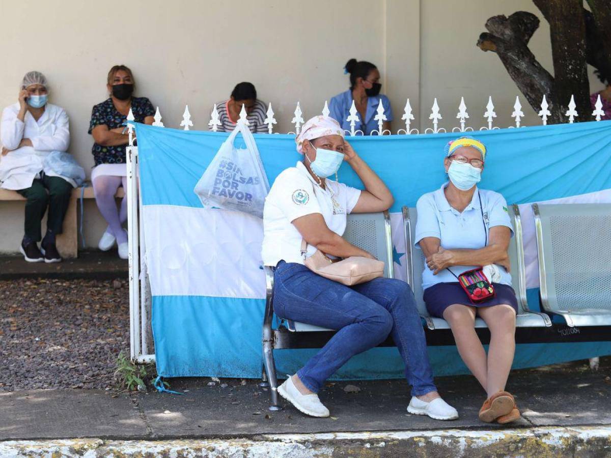 Los empleados sanitarios se han mantenido en protestas día tras día para que las autoridades den respuesta a sus exigencias.