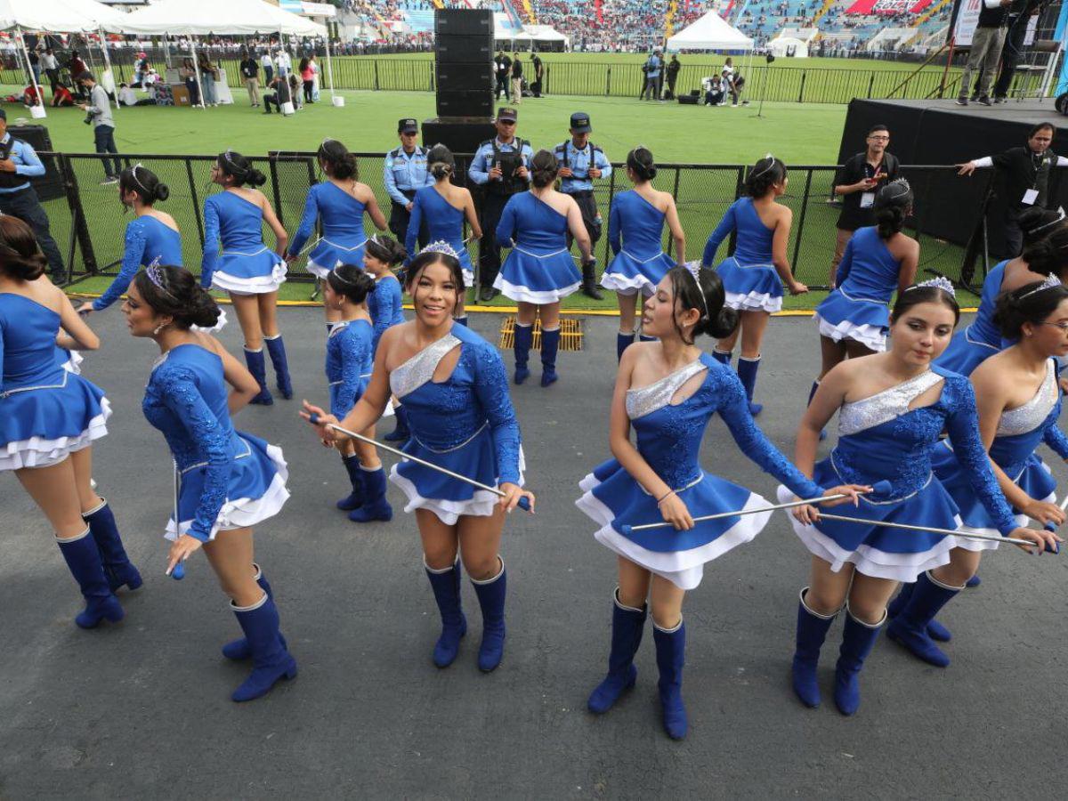 Bellas palillonas del Instituto  Pineda Ugarte se roban las miradas en el Estadio Nacional