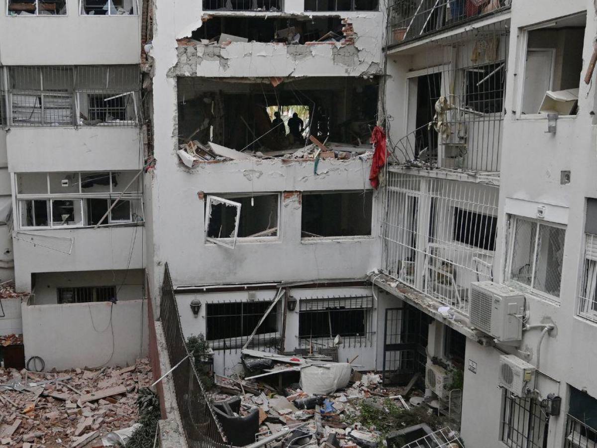 Ocho heridos tras explosión en edificio de barrio residencial de Montevideo