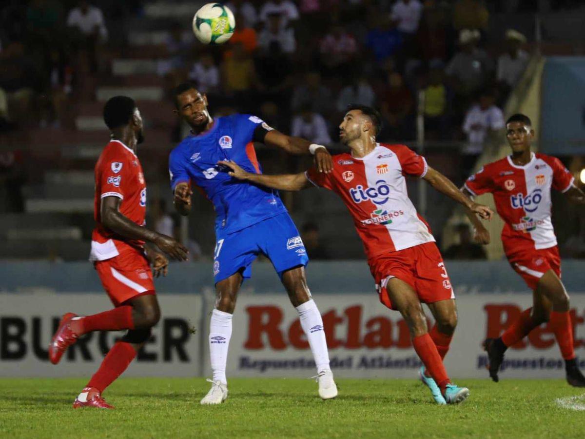 El delantero Jerry Bengtson no ha tenido su mejor noche en La Ceiba.