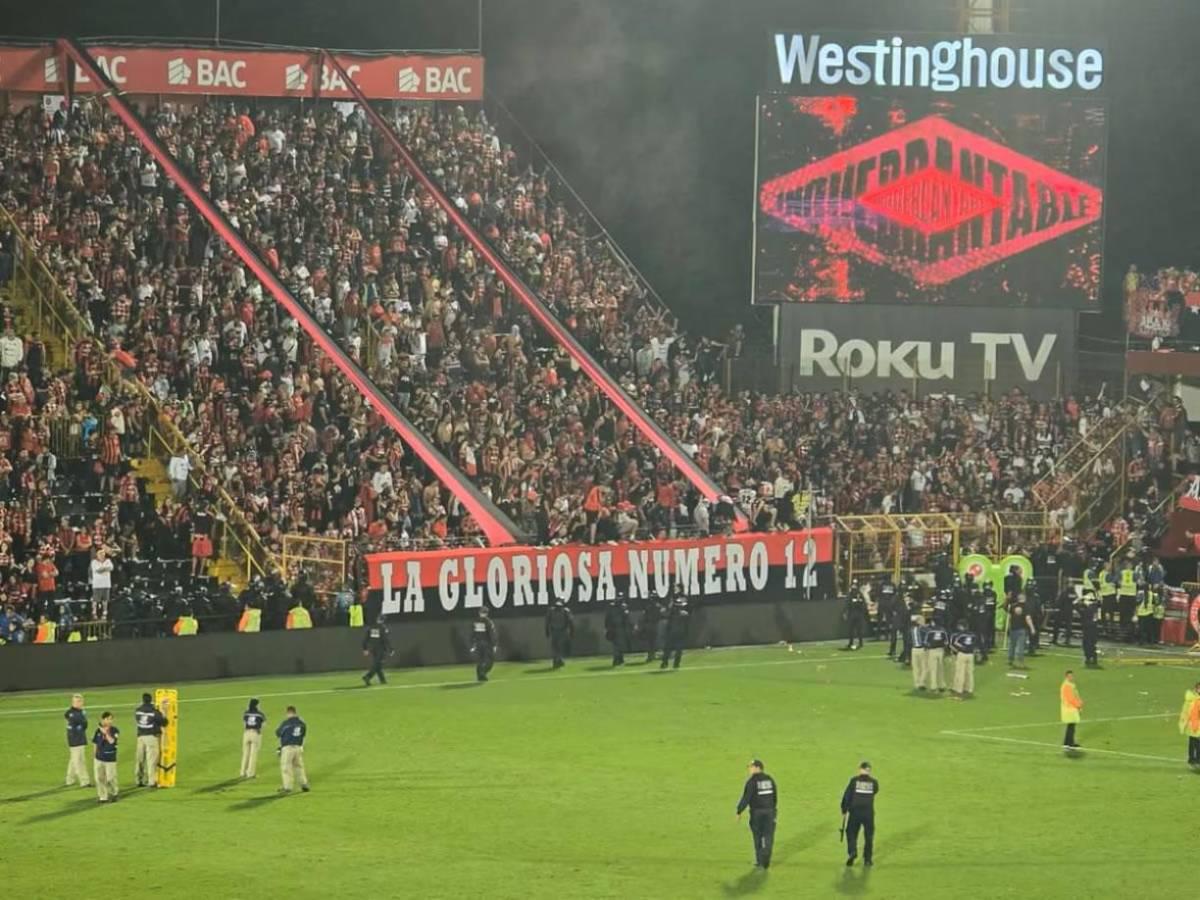 ¡Puñetazos! Tremendo zafarrancho que se armó en final Alajuelense ante Herediano