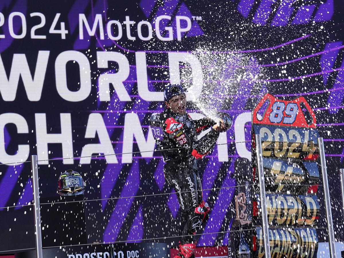 Jorge Martín se corona campeón del mundo de MotoGP y así lo celebra