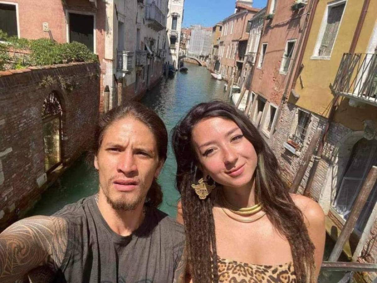 Foto de Orion Chirris y Shani Louk durante uno de sus viajes