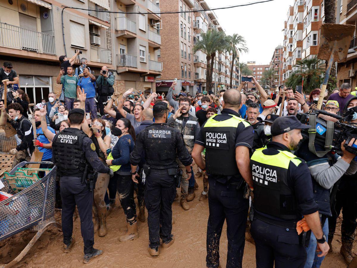 Con insultos y lodo reciben a los reyes de España en Valencia