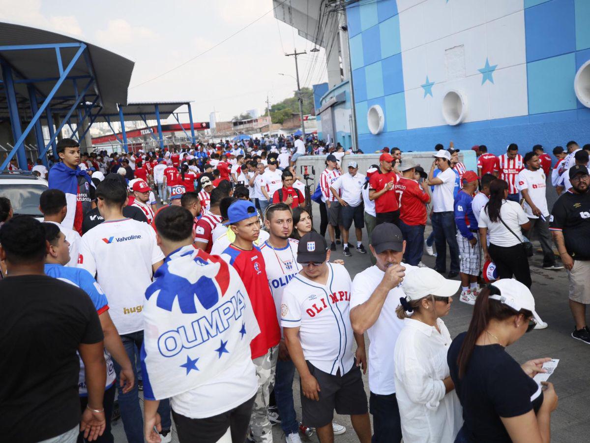 Enormes filas de aficionados olimpistas en las afueras del Chelato Uclés. Se jugará a estadio lleno.