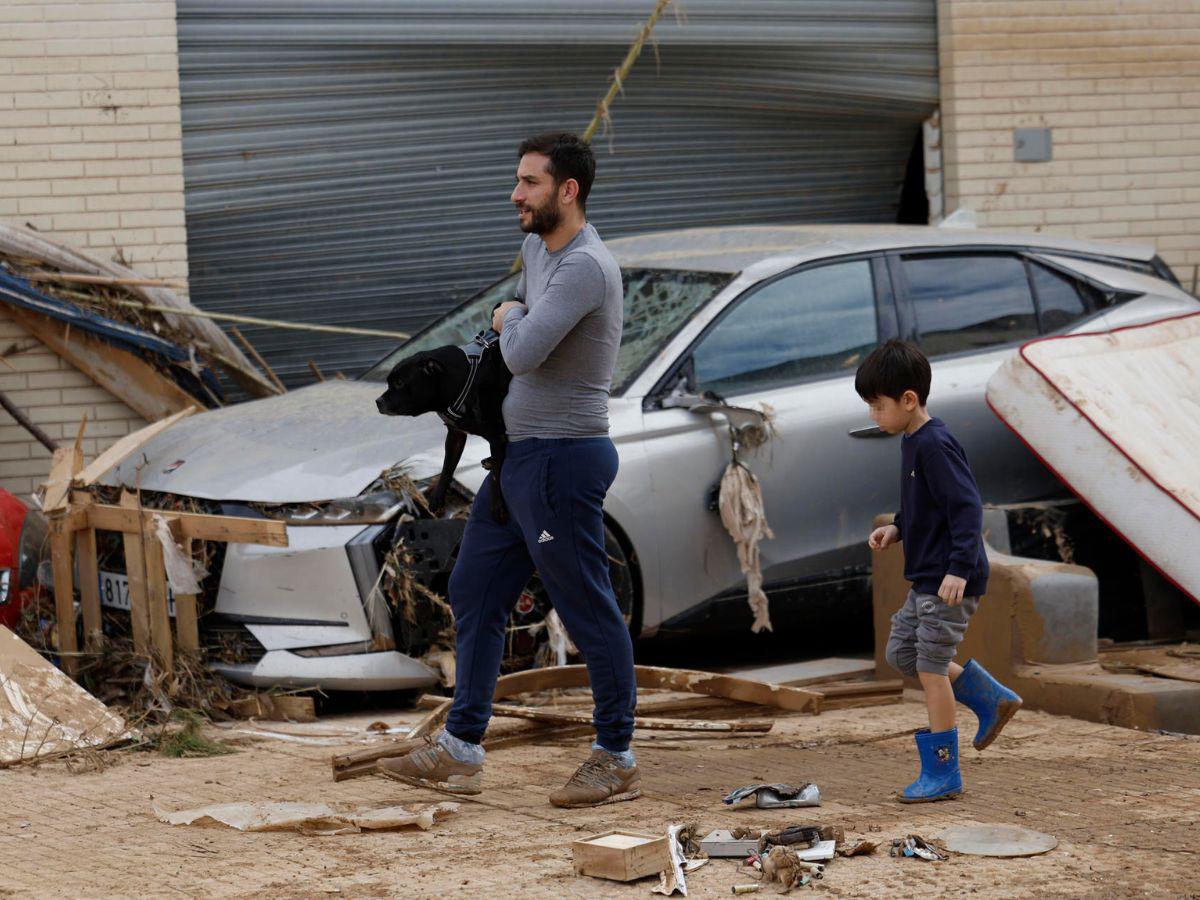 Muertes por la DANA suben a 217 en Valencia mientras siguen trabajos de limpieza