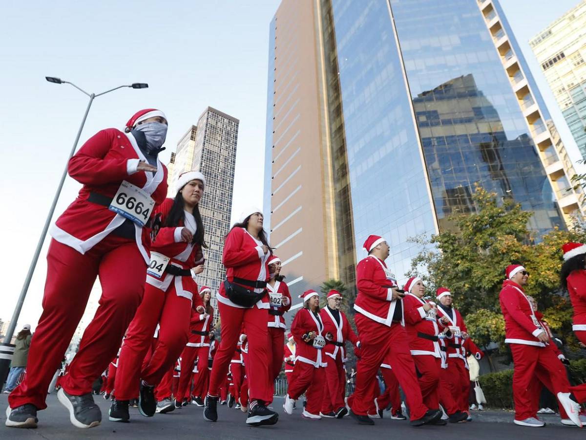 Cientos de Santa Claus invaden calles de Ciudad de México