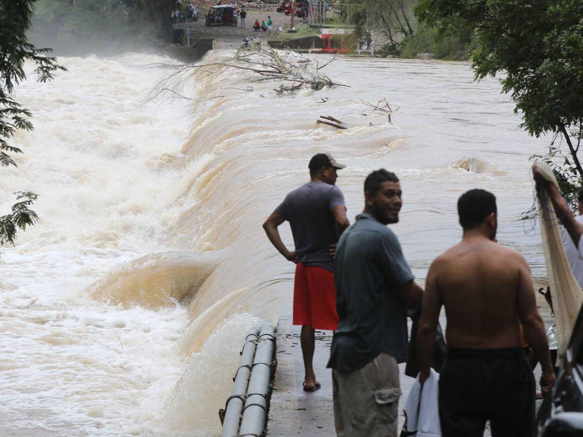 Comunidades incomunicadas en la zona sur por crecida de ríos tras lluvias