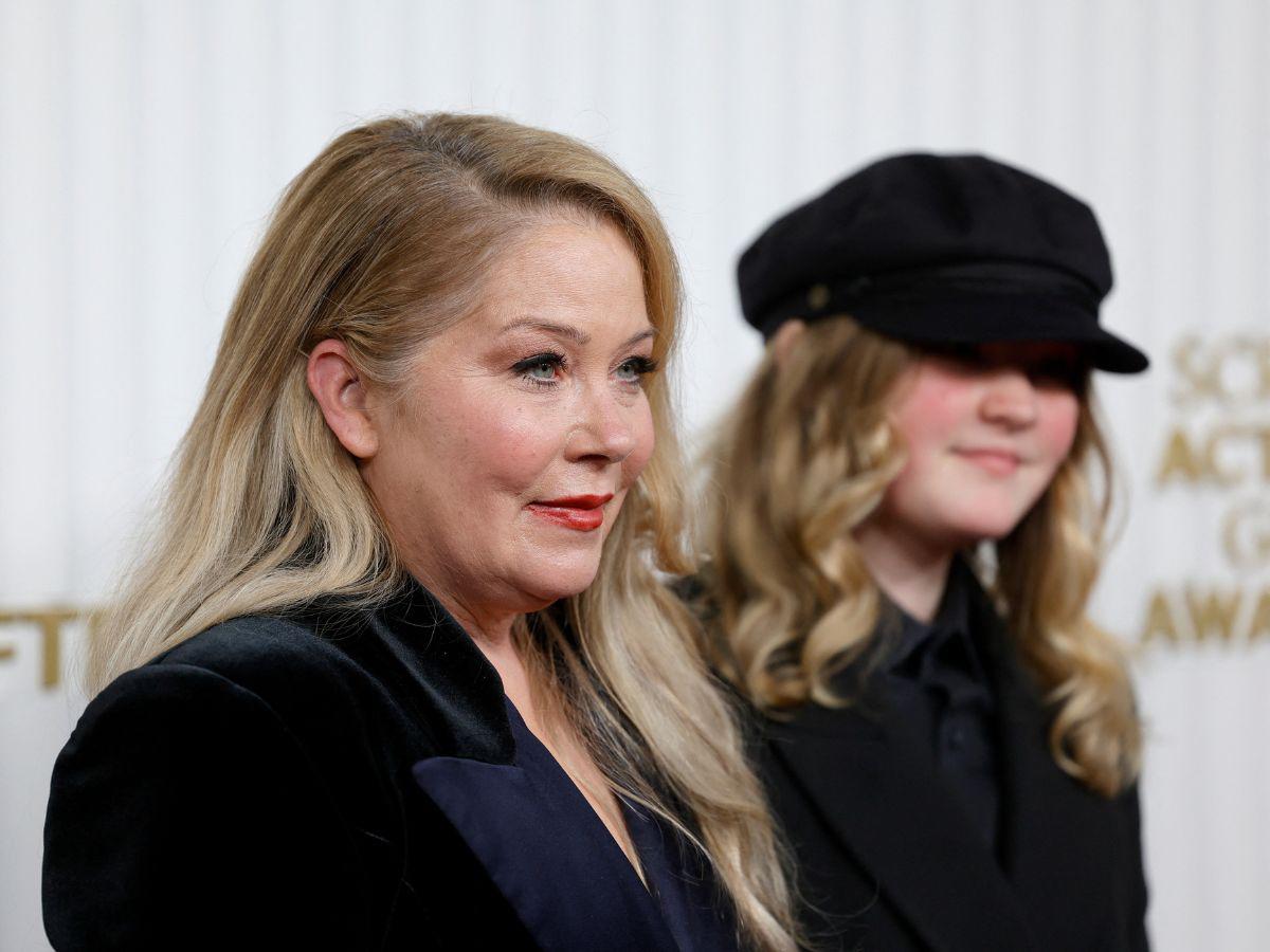 En bastón y apoyada de su hija: Christina Applegate acude a la que sería su última alfombra roja