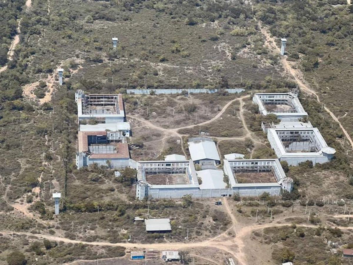 La obra se erigió en un terreno de 200 hectáreas en La Acequia.