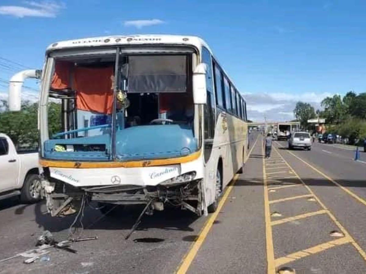 Un muerto deja aparatoso choque entre bus y pick-up en carretera CA-5