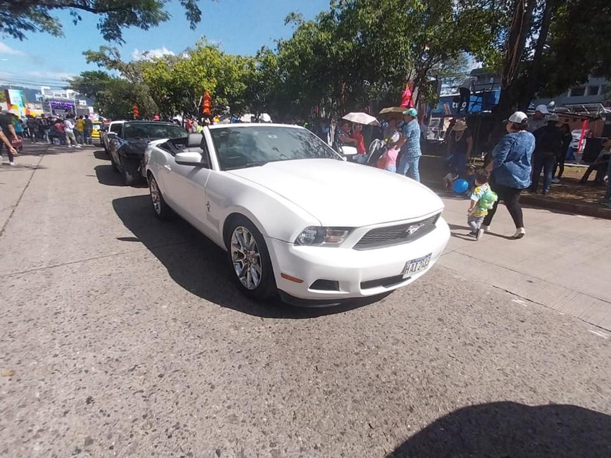 Autos clásicos causan sensación en Carnaval de Tegucigalpa