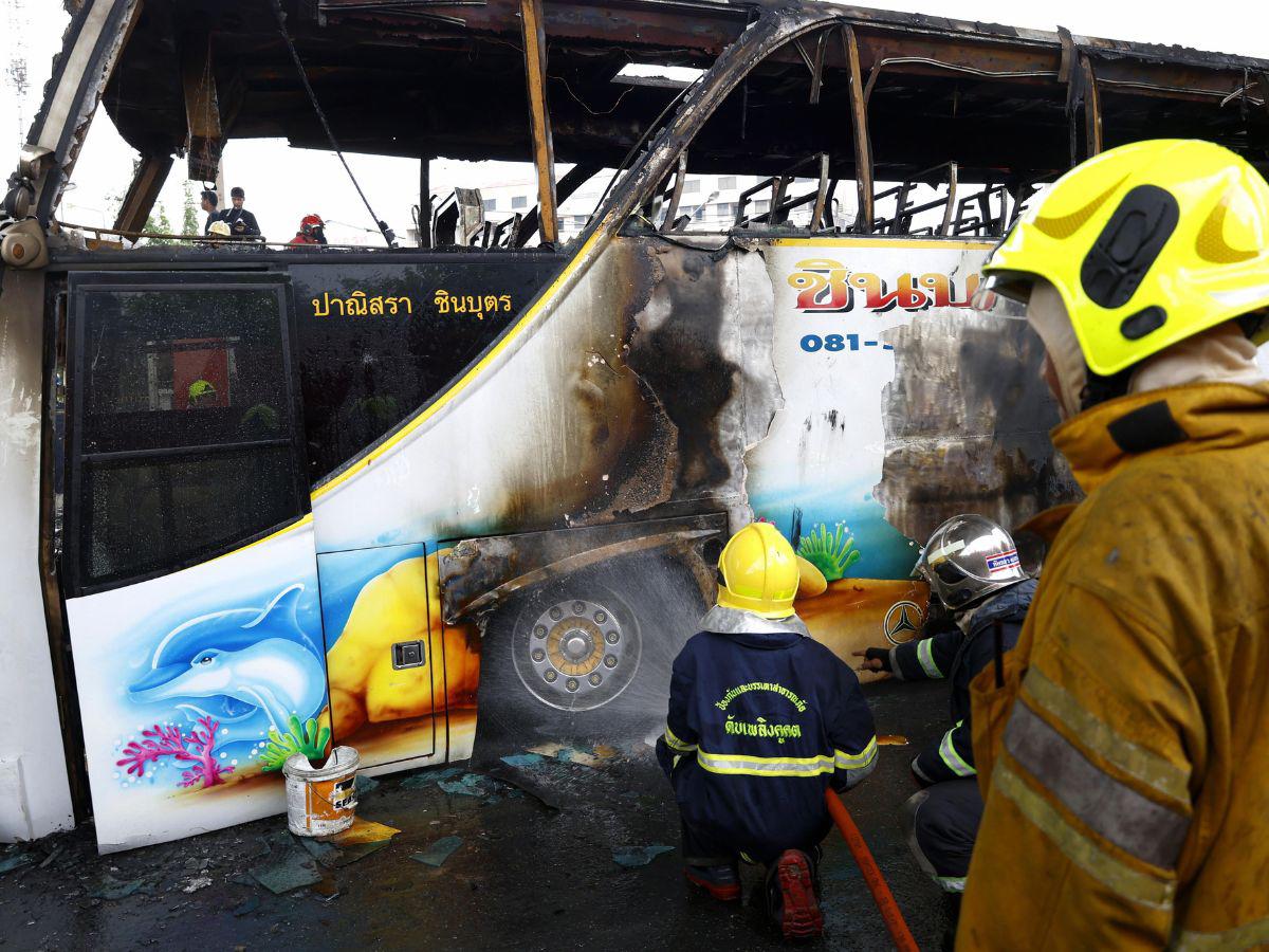 Excursión escolar termina en tragedia: al menos 23 muertos deja incendio de bus en Tailandia