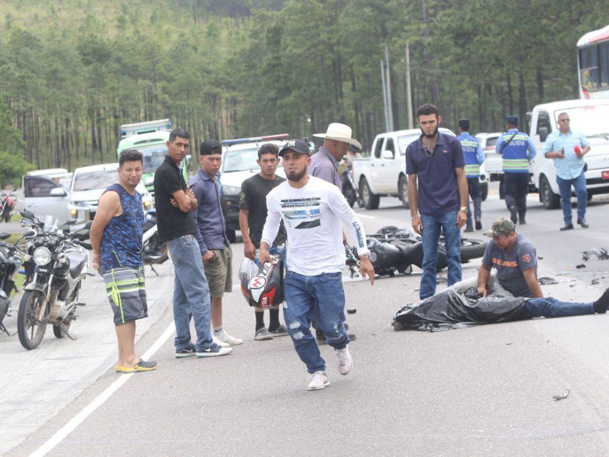 Dolor e impotencia: familiares de jóvenes fallecidos llegan a la zona del accidente en Zambrano