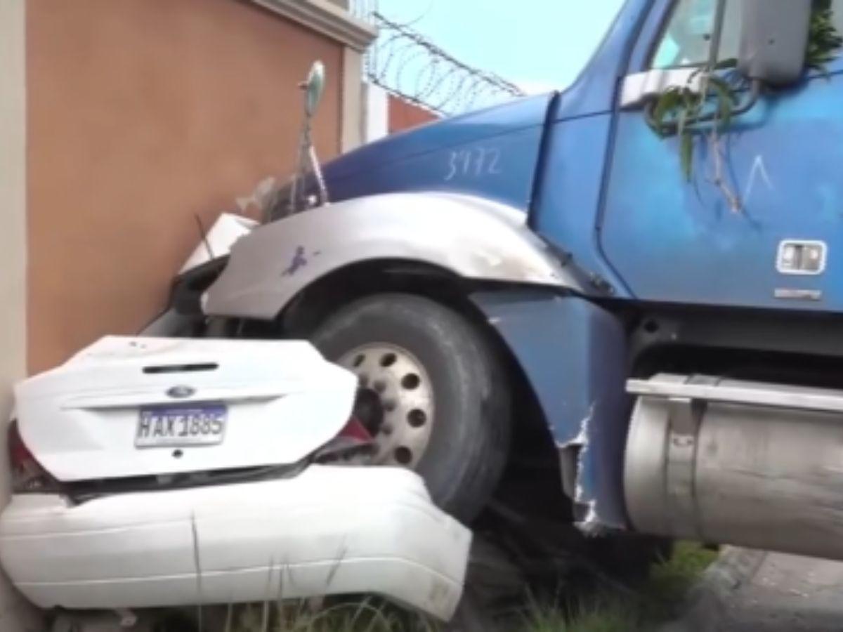 Rastra impacta contra un vehículo en carretera a Olancho; no hay heridos