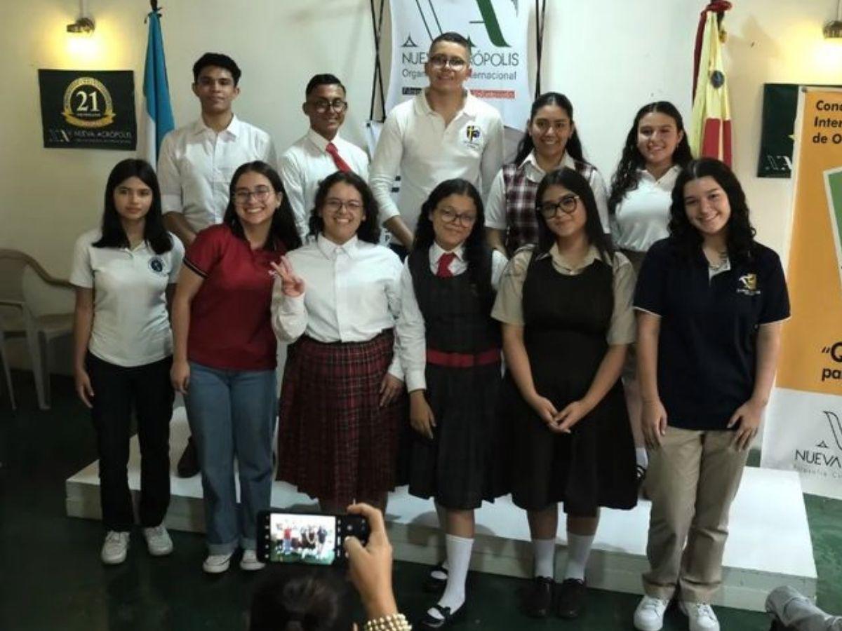 Estudiante Linda Varela gana primer lugar de concurso de oratoria