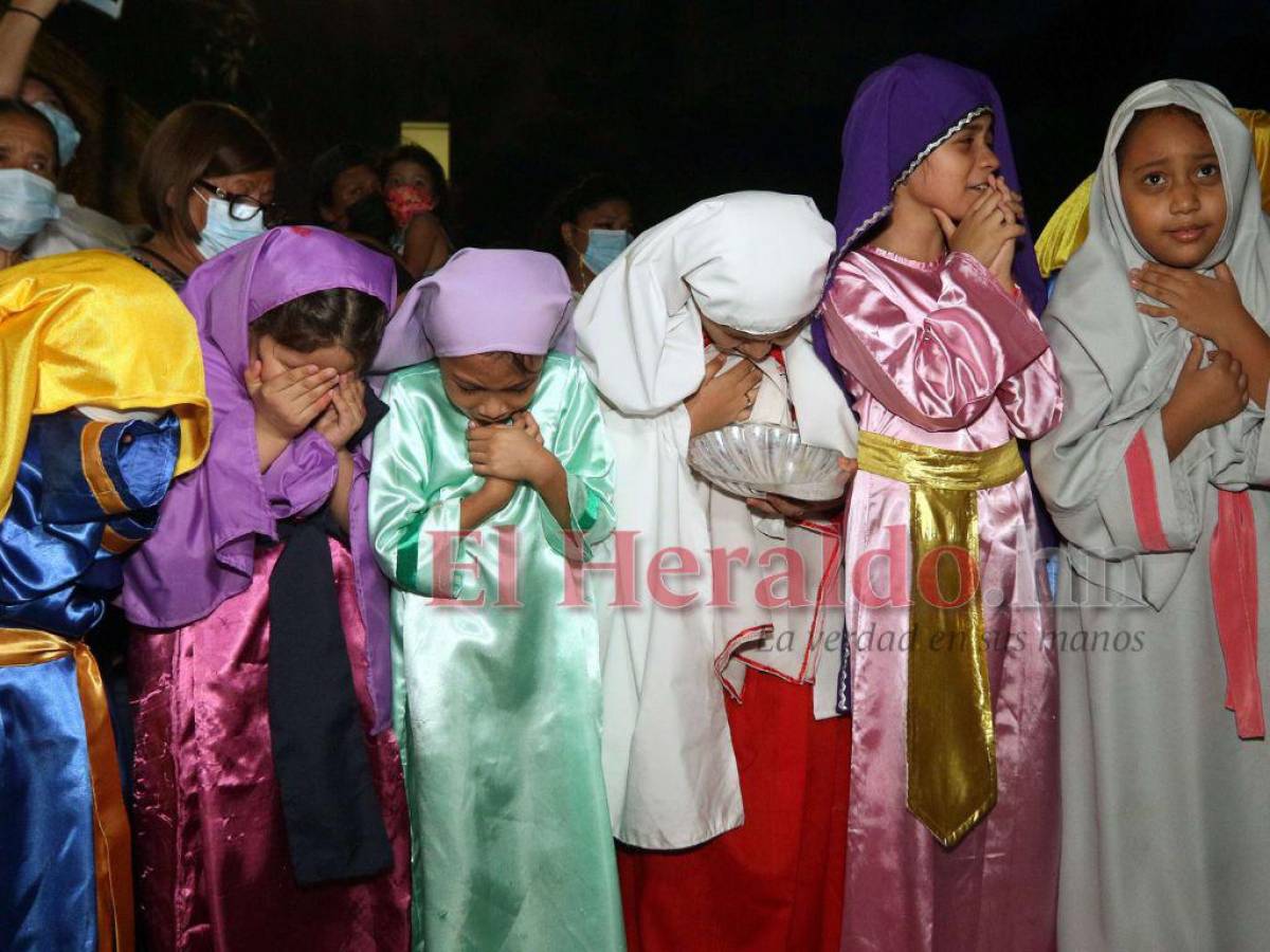 Con una impresionante actuación, los jóvenes encantaron al público durante el recorrido del Vía Crucis.