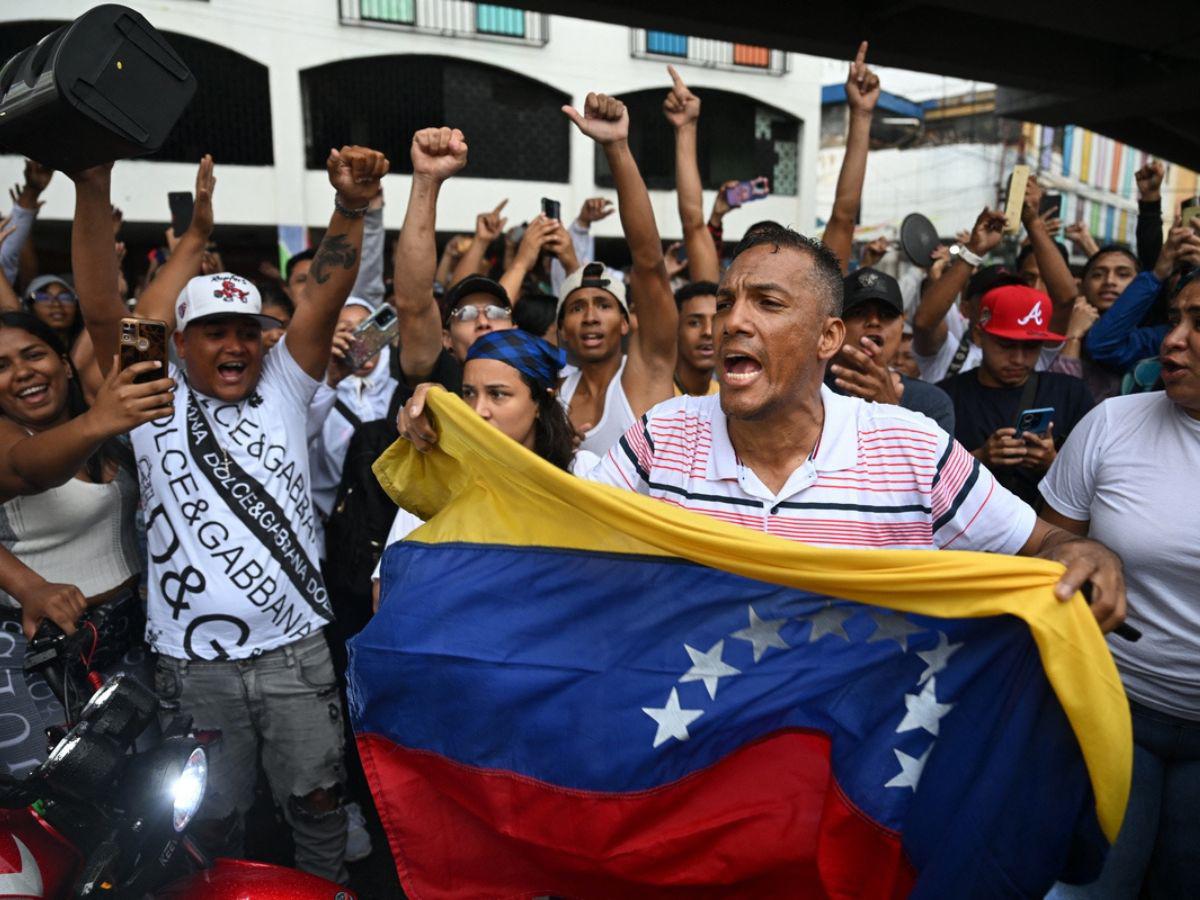 “¡Que entregue el poder!”, piden venezolanos tras reelección de Maduro