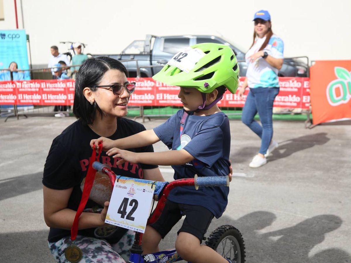 Adorables y veloces: los niños de la categoría de 0 a 4 años de la Vuelta Ciclística Infantil