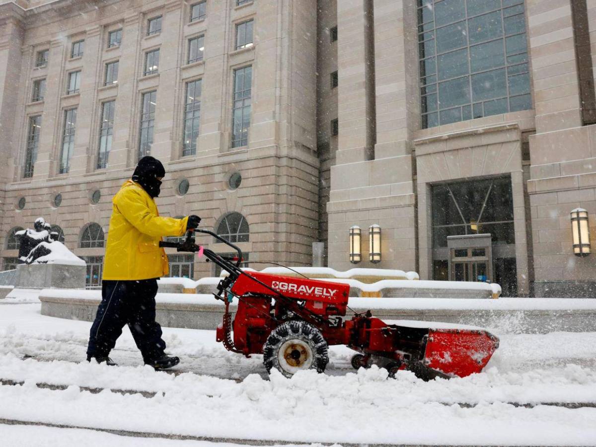 Tormenta invernal azota Estados Unidos afectando miles de vuelos