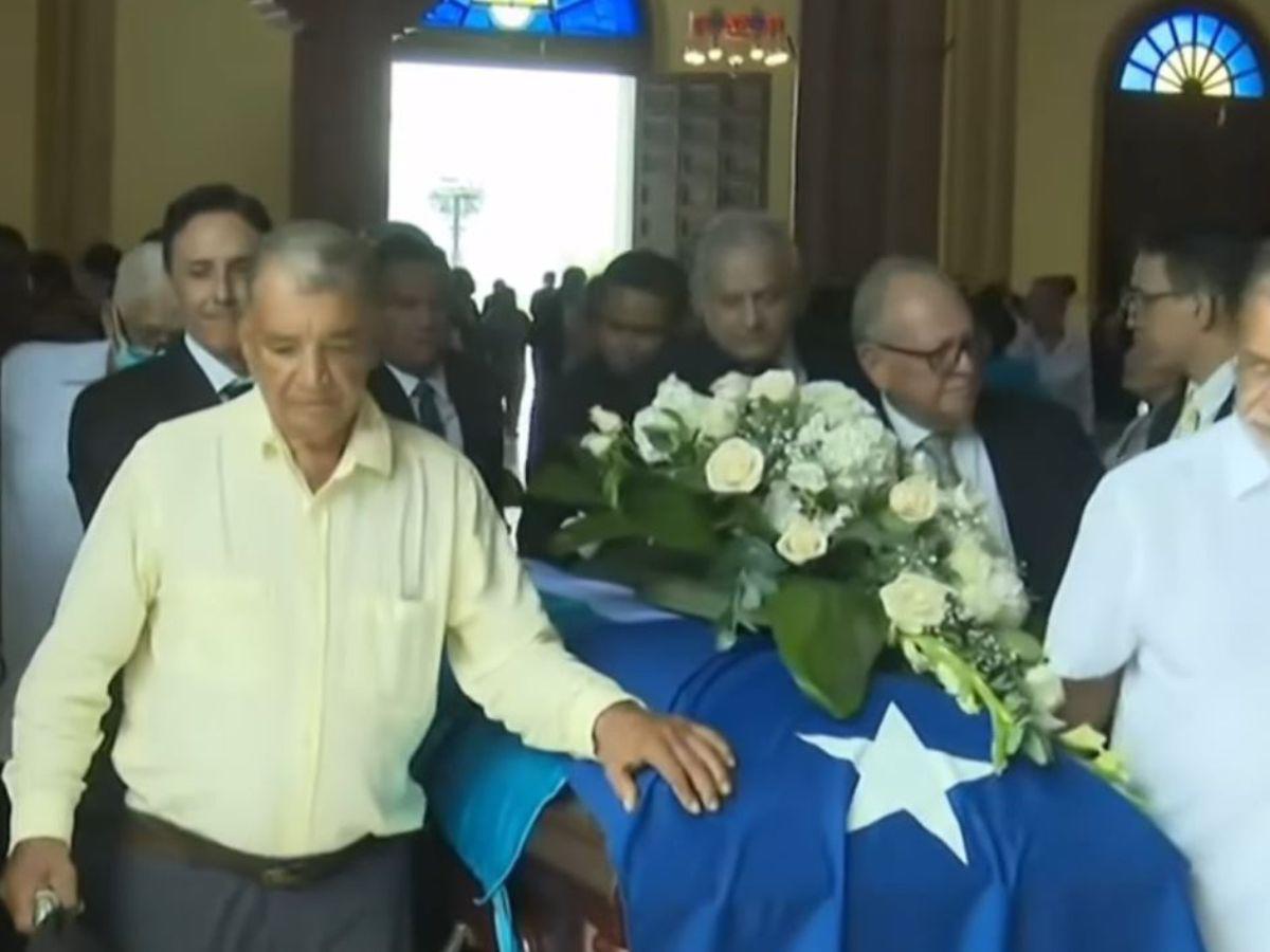 Su ataúd fue envuelto en la bandera del Partido Nacional con el que aspiró a la presidencia de Honduras.