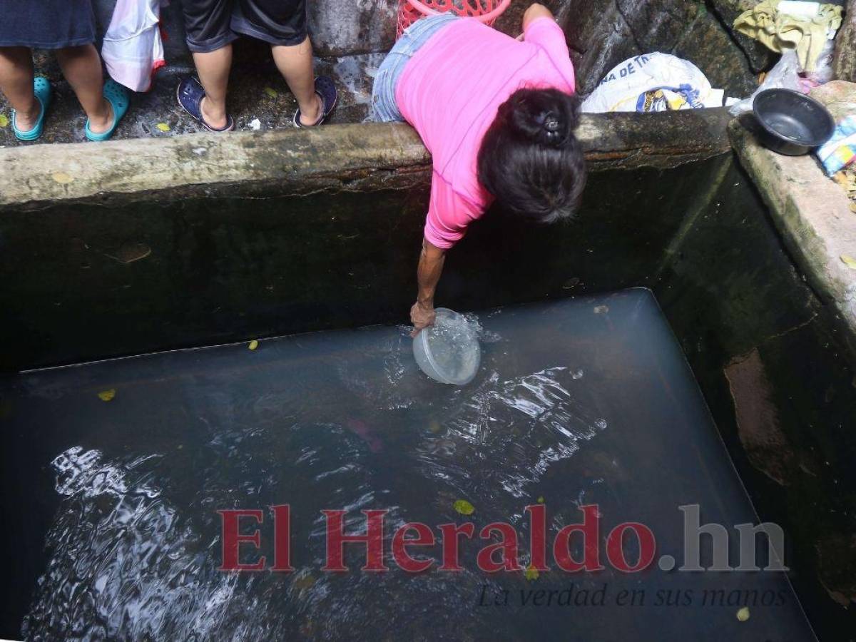 Vecinas acuden a las pilas de La Cabaña para lavar y acarreo de agua.