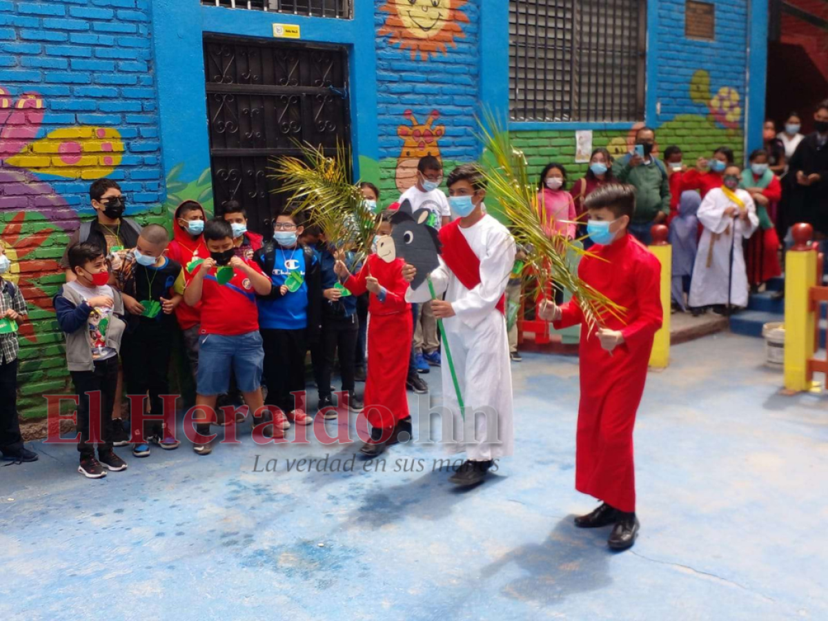 Los niños son parte fundamental de estas actividades de la Semana Mayor.