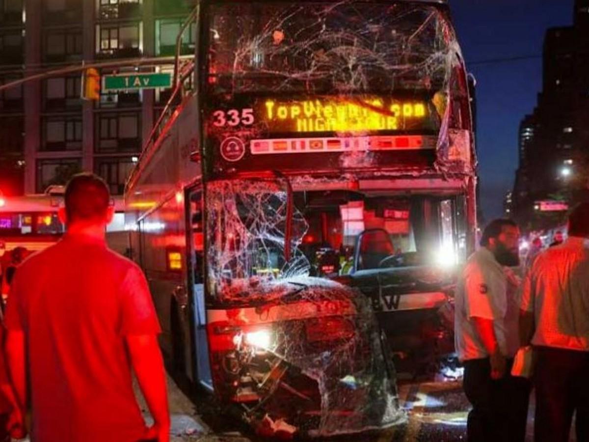 Escena del brutal choque del bus turístico.