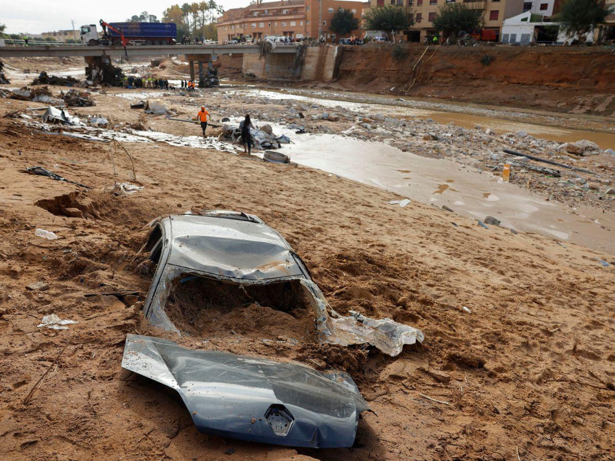 Muertes por la DANA suben a 217 en Valencia mientras siguen trabajos de limpieza