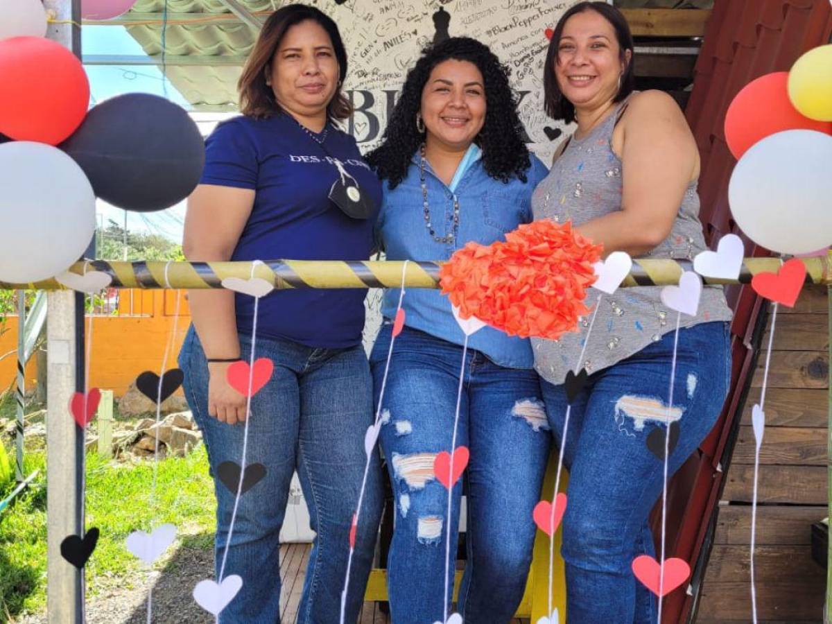 Tatiana y Alejandra Avilés, tías de las jóvenes emprendedoras, han sido un factor importante en el funcionamiento de ‘Black Pepper’.