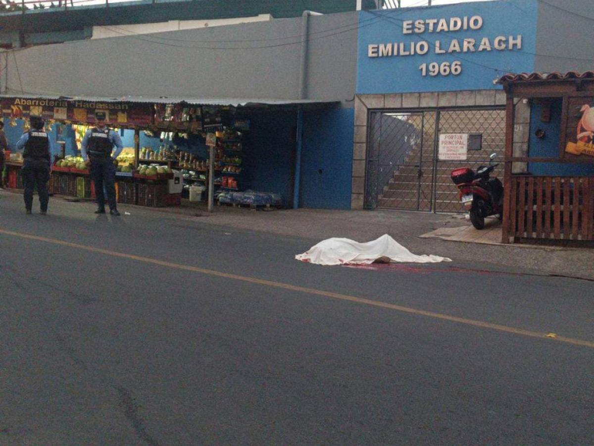 Asesinan a balazos a un joven enfrente del estadio Emilio Larach de la Kennedy