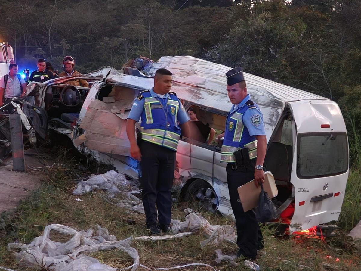 Agentes policiales llegaron rápidamente a la zona del accidente.