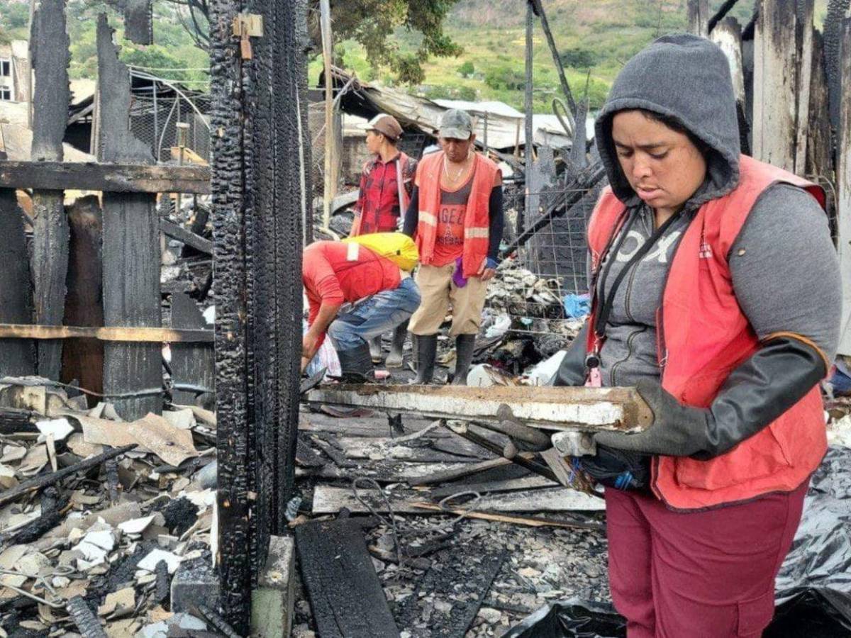 Inicia remoción de escombros en el mercado cercano al puente Carías de Comayagüela