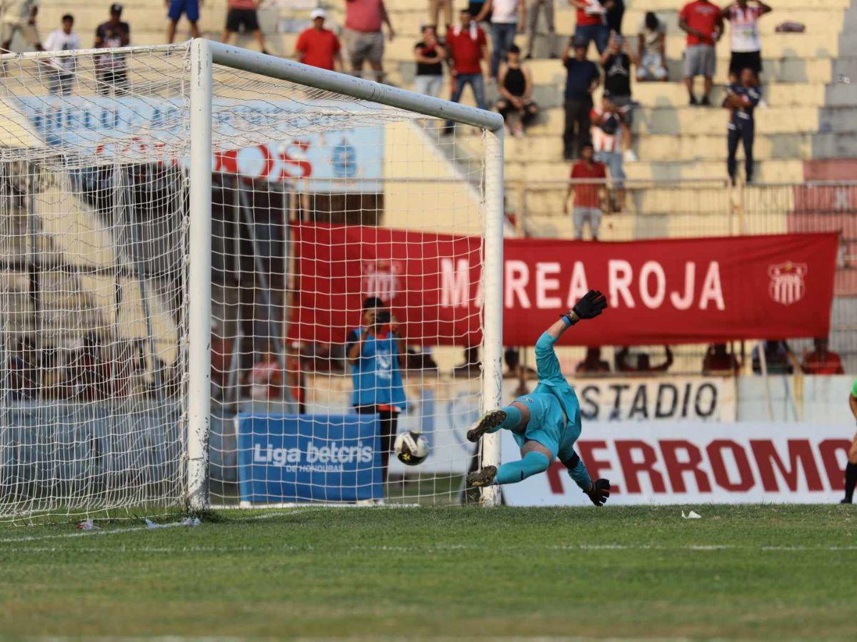 Marcelo Canales no falló desde el punto penal ante Jonathan Rougier.