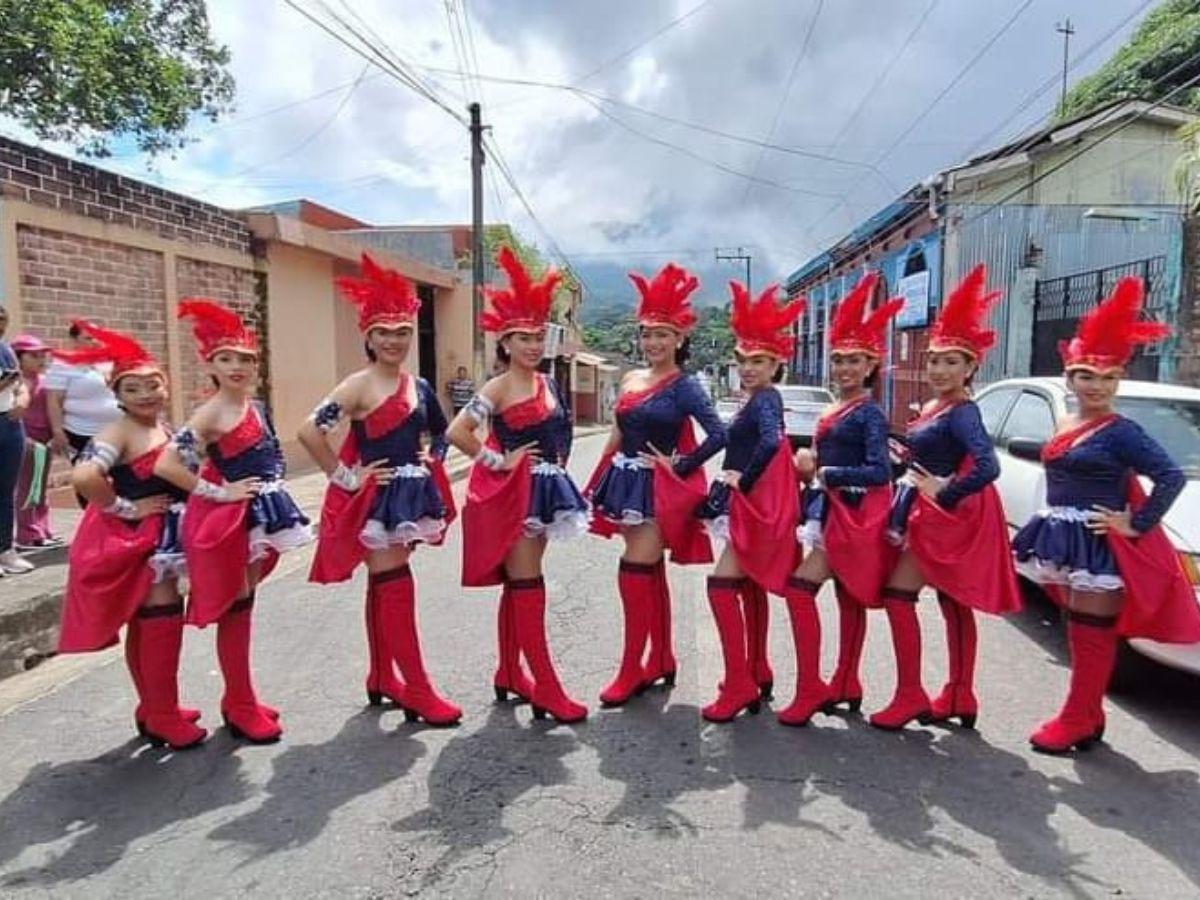 Los trajes de las cachiporristas destacaron en desfiles de El Salvador en 2024