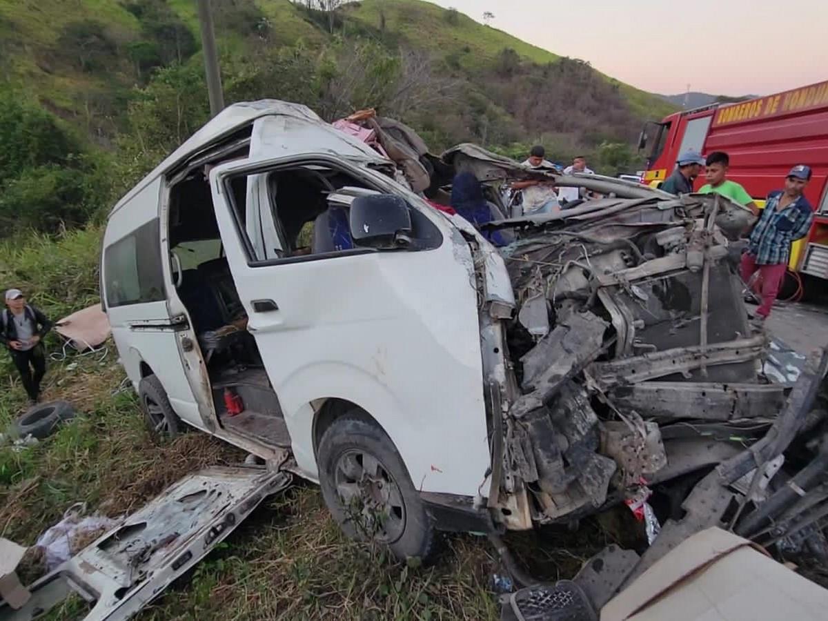 El bus quedó completamente destruido.