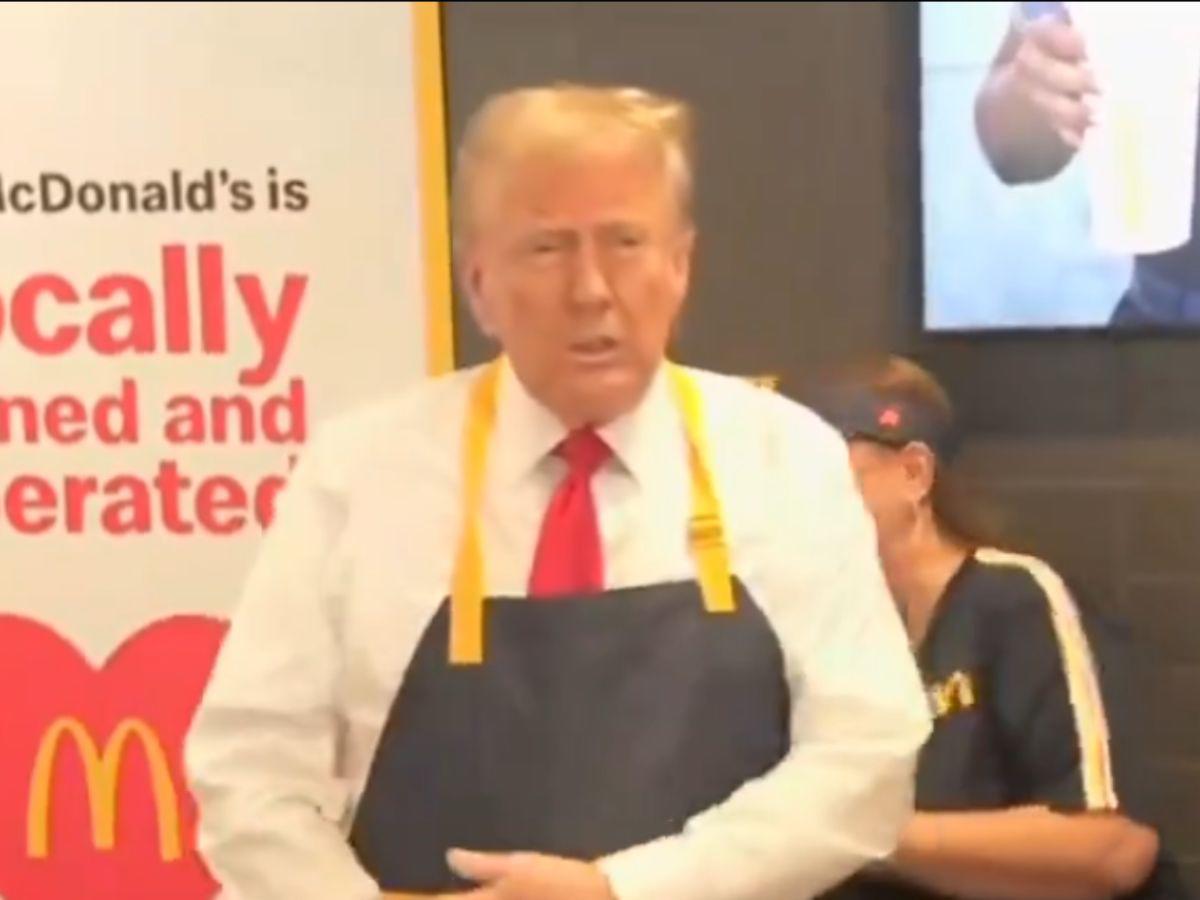 Trump cocina papas en un restaurante de comida rápida y envía un mensaje a Harris