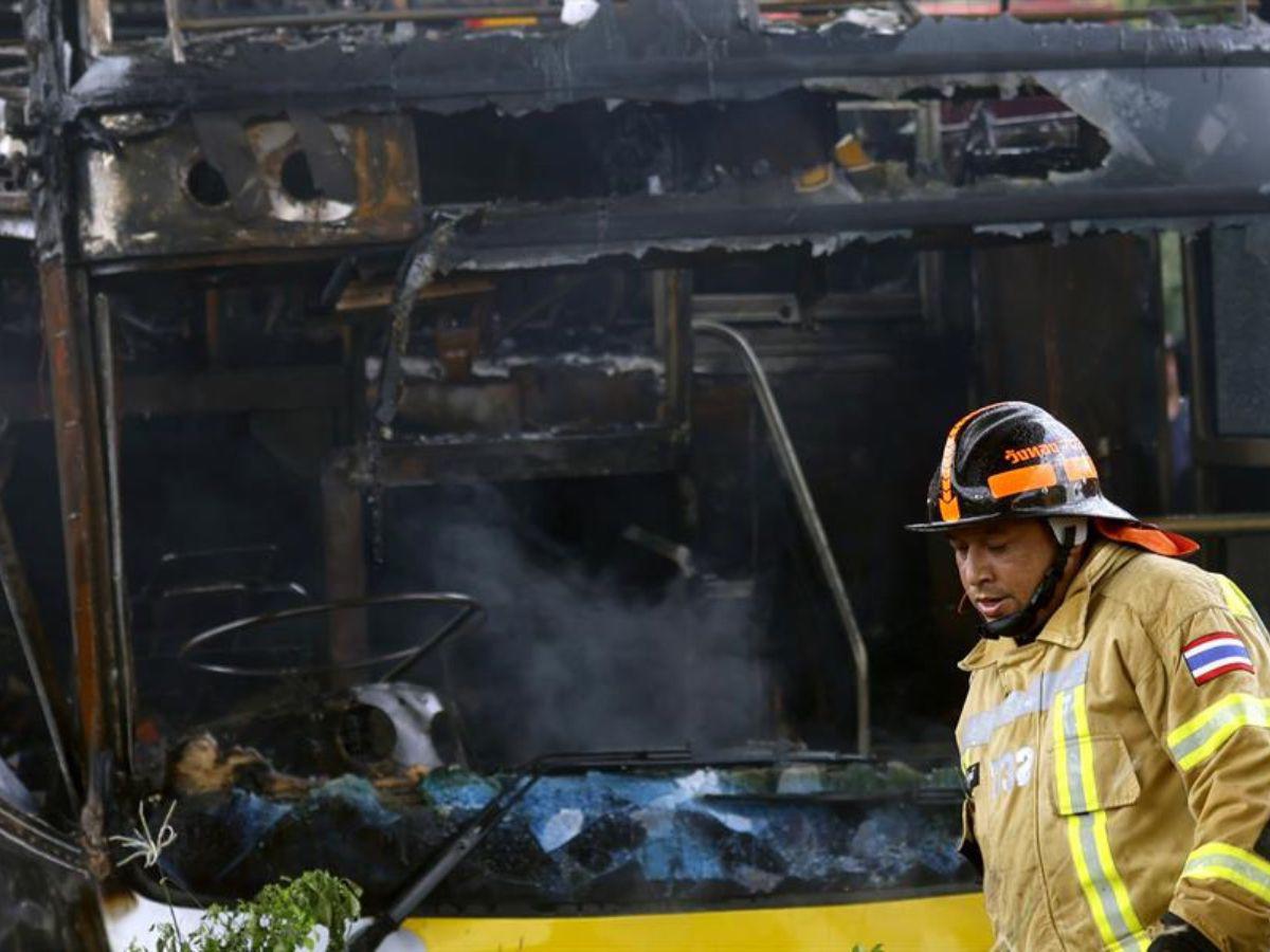 Excursión escolar termina en tragedia: al menos 23 muertos deja incendio de bus en Tailandia